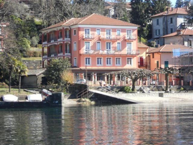 Albergo Riva Reno Di Leggiuno Екстериор снимка