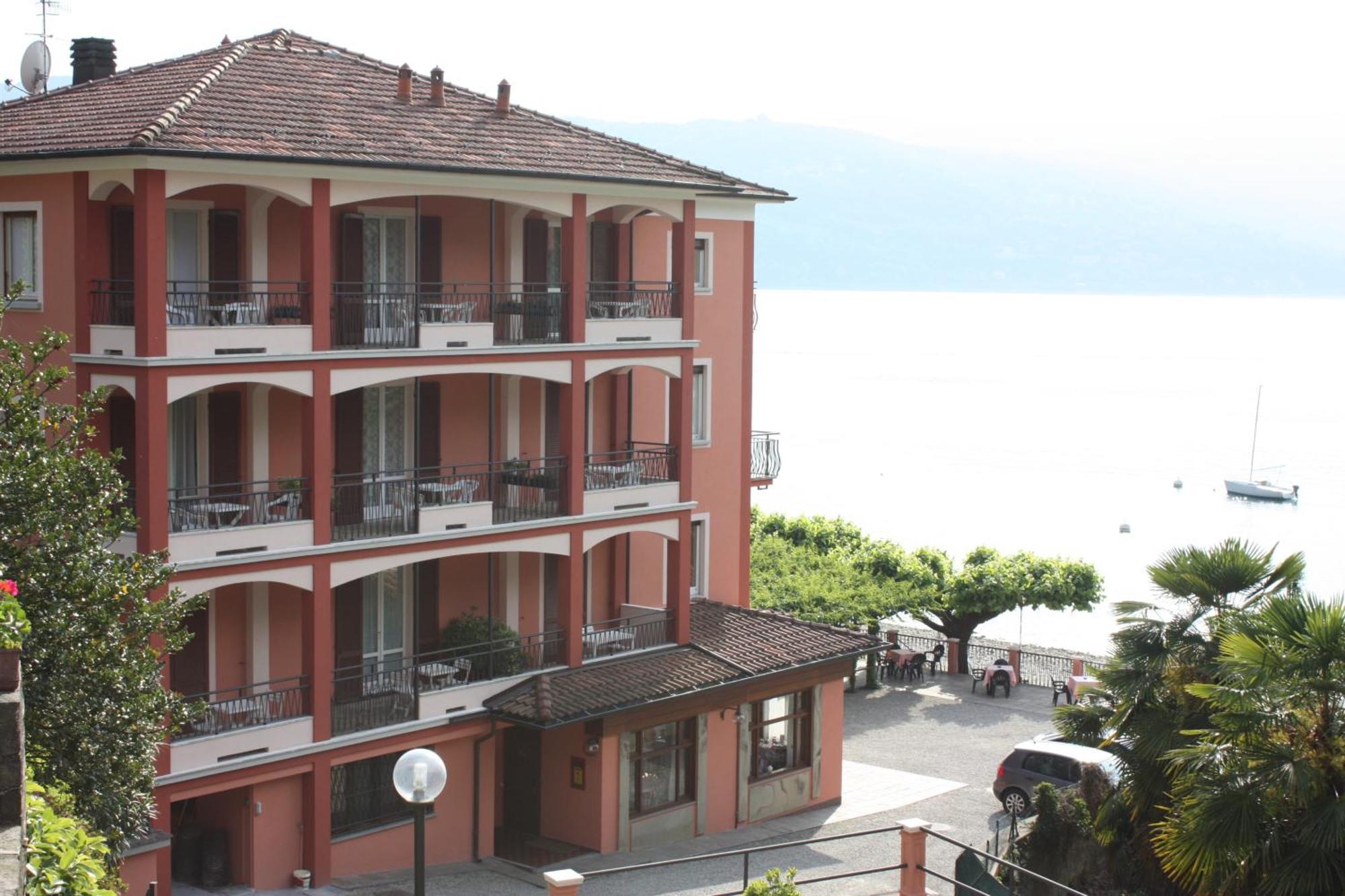 Albergo Riva Reno Di Leggiuno Екстериор снимка