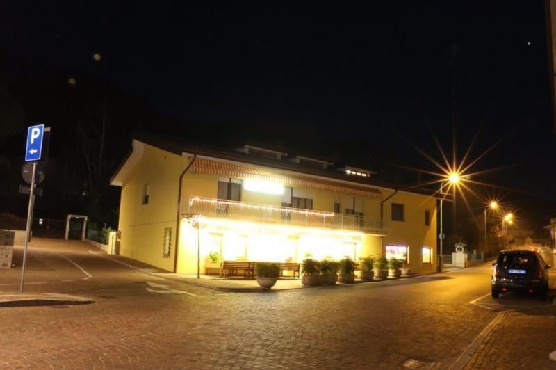 Albergo Riva Reno Di Leggiuno Екстериор снимка