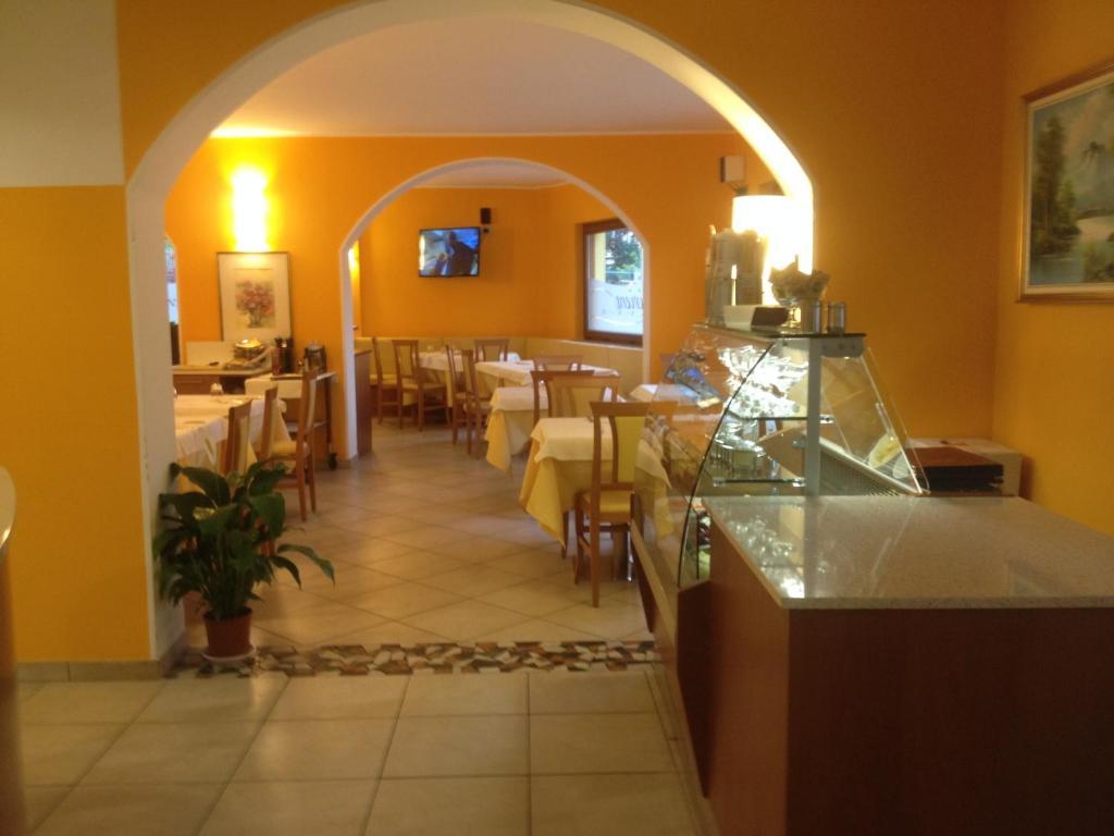 Albergo Riva Reno Di Leggiuno Екстериор снимка