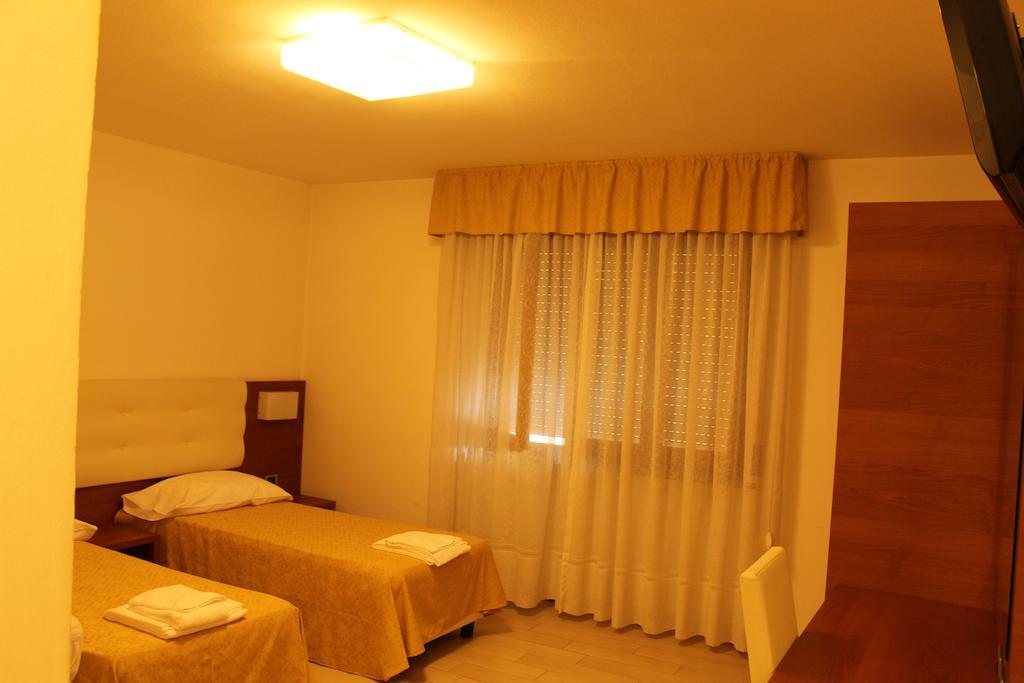 Albergo Riva Reno Di Leggiuno Екстериор снимка
