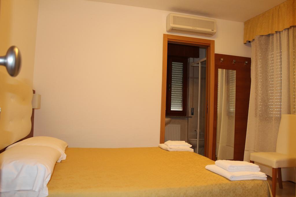 Albergo Riva Reno Di Leggiuno Екстериор снимка