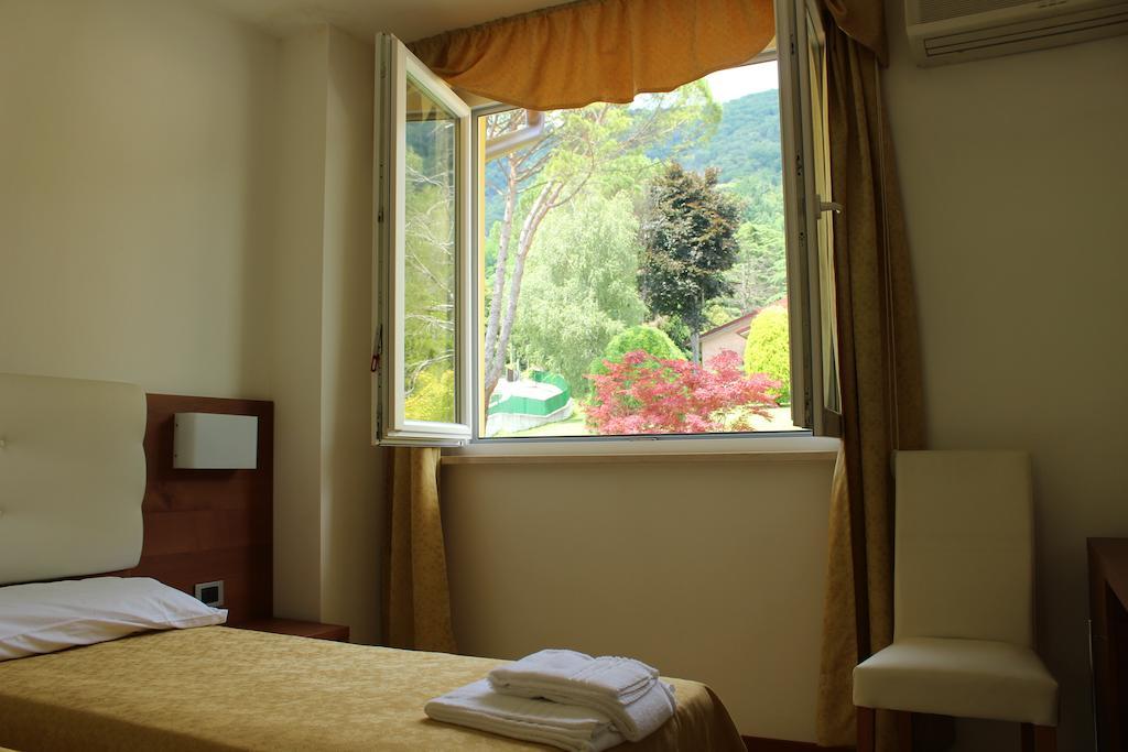 Albergo Riva Reno Di Leggiuno Екстериор снимка